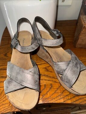 Pierre Dumas HESTER Gray Cross-Strap Wedge Sandals - Size 10